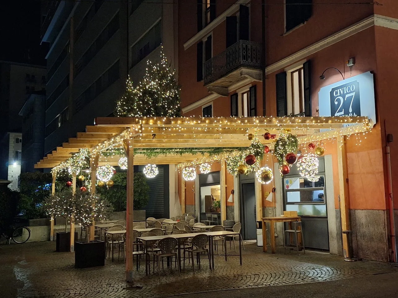 Dehors illuminato di Civico 27 a Novara