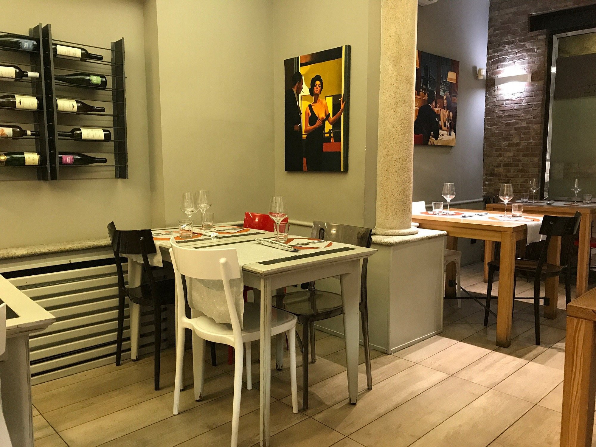 Sala interna di Civico 27 a Novara